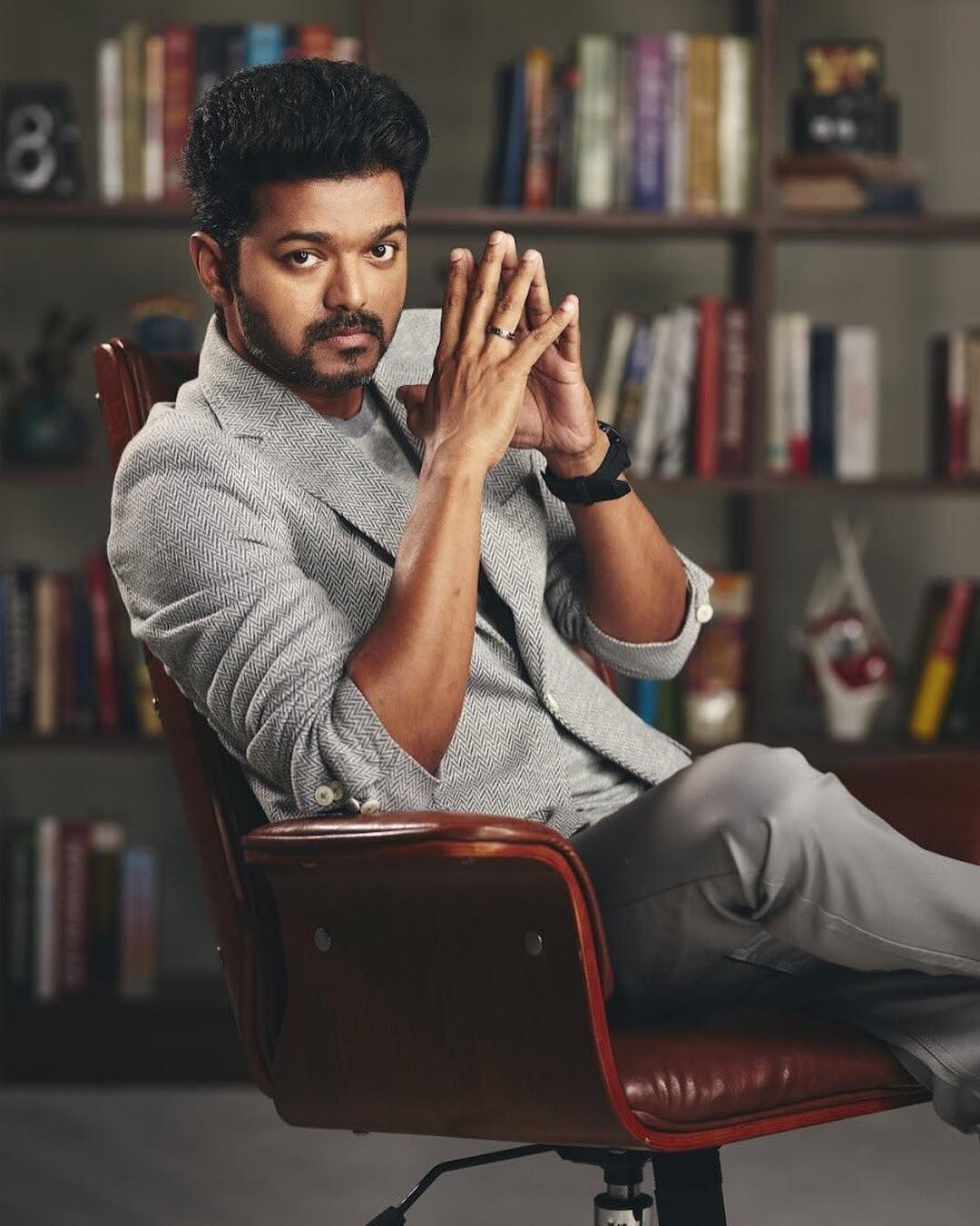 லஞ்சம் வாங்கும்  அதிகாரிகளுக்கு மட்டும் தான் இந்த சட்டமா ?  மக்களால் தேர்வு செய்யப்பட்ட பிரதிநிதிகளுக்கு இந்த சட்டம் இல்லையா ? - தமிழக முதல்வர் ஜோசப் விஜய் .