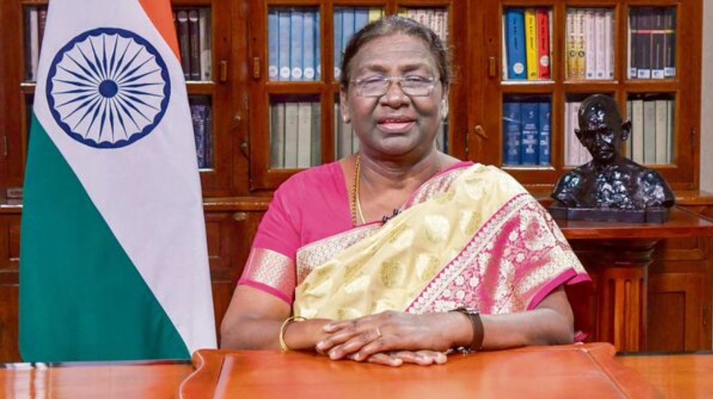 சபரிமலை ஐயப்பன் கோயிலில் இருமுடி சுமந்து ஜனாதிபதி மூர்மு சாமி தரிசனம் செய்தார் .