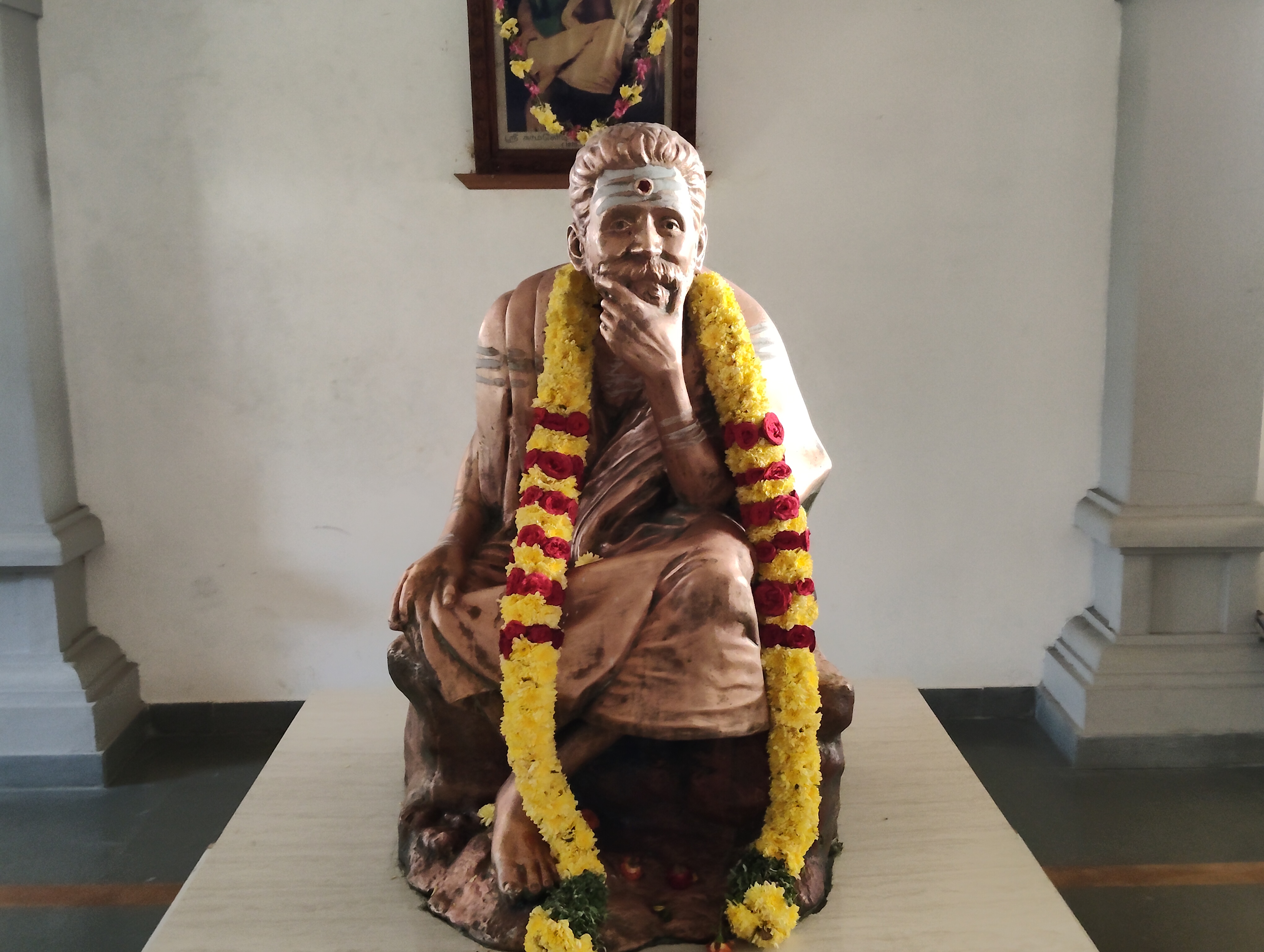 மகான்களை புரிந்து கொள்வது மிகவும் கடினமான ஒன்று . அவர்கள் வாழும் காலத்திலும் சரி! ஜீவசமாதி அடைந்த நிலையிலும் சரி !அவர்களுக்கு இறப்பே கிடையாது. சரீரம் இன்றி இன்றும் வாழ்கிறார்களா?