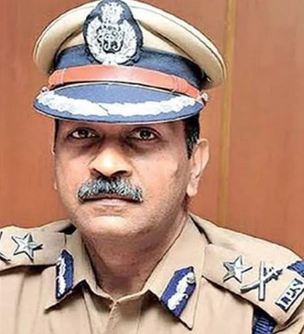 மக்கள் அதிகாரம் பத்திரிக்கை முறையாக பதிவு செய்யப்பட்ட பத்திரிக்கை! பதிவு செய்யப்படாமலே அதே பெயரில் செய்தியை வெளியிடுவது குற்றமாகும். இதுகுறித்து தமிழக டிஜிபி மகேஷ் குமார் ஐபிஎஸ் க்கு ! புகார் மனு - மக்கள் அதிகாரம் பத்திரிகை ஆசிரியர்.