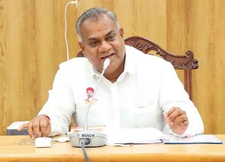 மக்கள் பணத்தில் யார் கை வைத்தாலும், உடனடியாக அந்தப் பொறுப்பில் இருந்து மாற்றப்படுவார்கள்- முதல்வர் விஜய் .